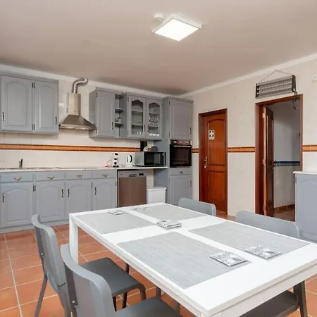 Apartment A Big Beautiful House Near Santa Cruz A dos Cunhados