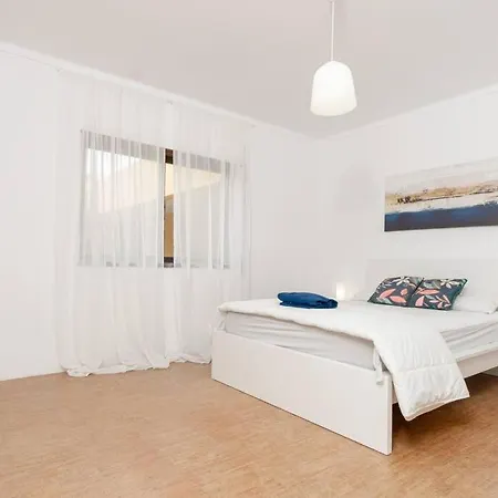 A Big Beautiful House Near Santa Cruz Apartment A dos Cunhados